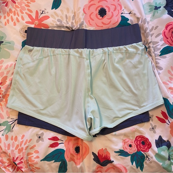 Fabletics Shorts with built in spandex - Picture 4 of 5